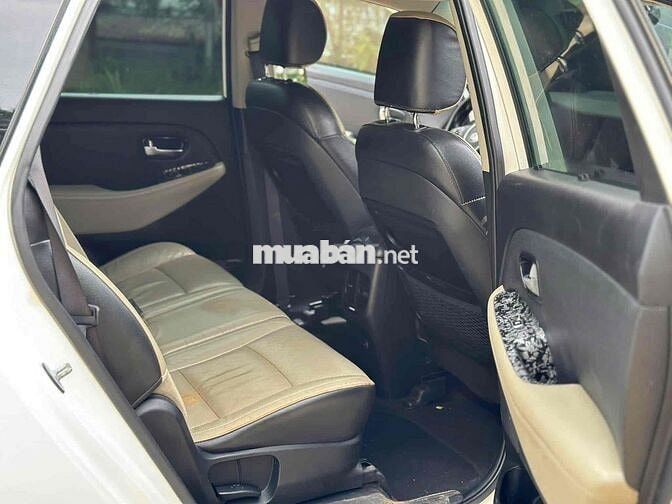 Kia Rondo 7 chỗ màu Trắng