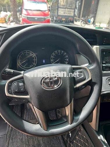 Toyota Innova 7 chỗ Số sàn Bạc