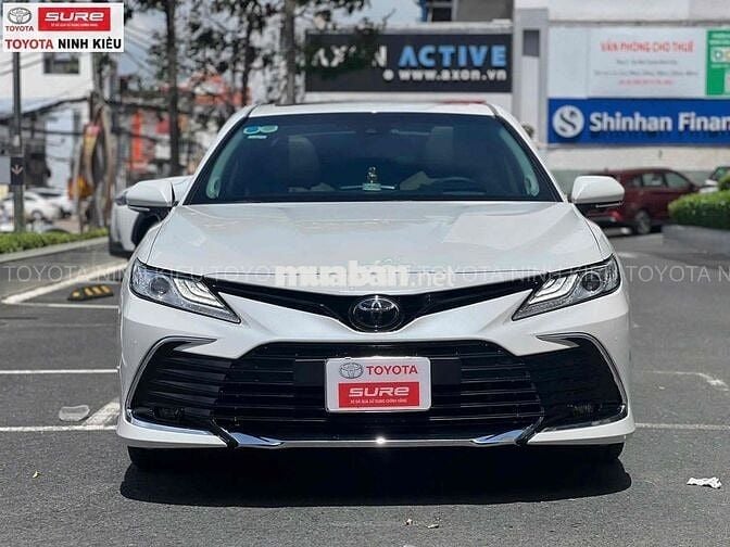 Toyota Camry 2.0Q 2021 Trắng 30.000 km