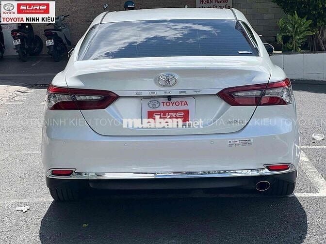 Toyota Camry 2.0Q 2021 Trắng 30.000 km