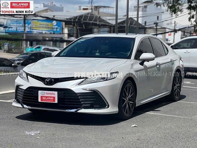 Toyota Camry 2.0Q 2021 Trắng 30.000 km