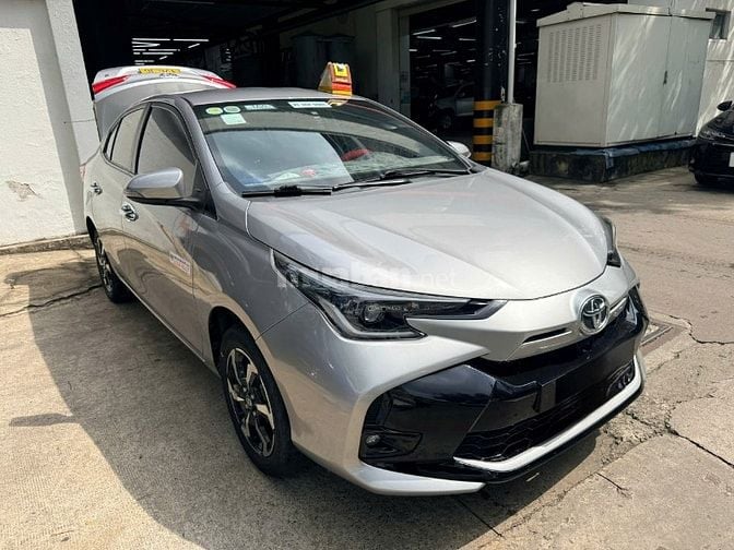 TOYOTA Vios 1.5E MT đời 2023, màu bạc mới mẻ, sang trọng 