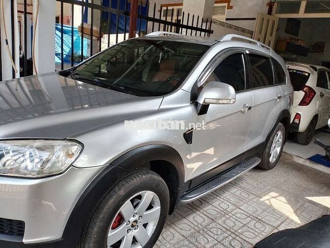 Chevrolet Captiva 7 chỗ màu Bạc