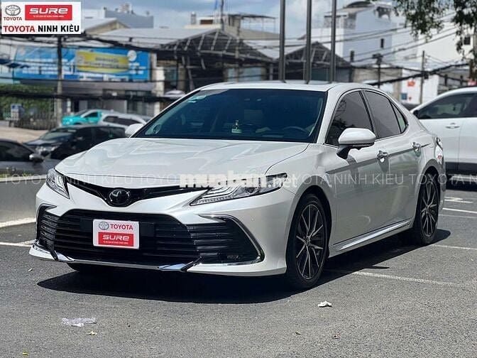Toyota Camry 2.0Q 2021 Trắng 30.000 km