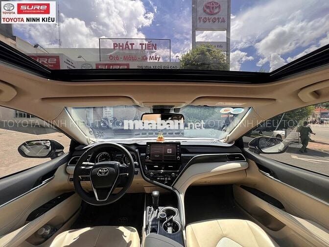 Toyota Camry 2.0Q 2021 Trắng 30.000 km