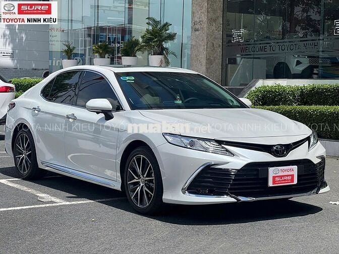 Toyota Camry 2.0Q 2021 Trắng 30.000 km
