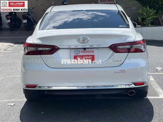 Toyota Camry 2.0Q 2021 Trắng 30.000 km