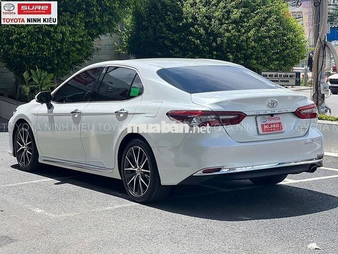 Toyota Camry 2.0Q 2021 Trắng 30.000 km