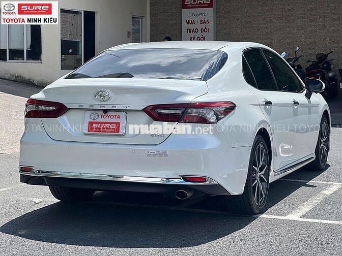 Toyota Camry 2.0Q 2021 Trắng 30.000 km