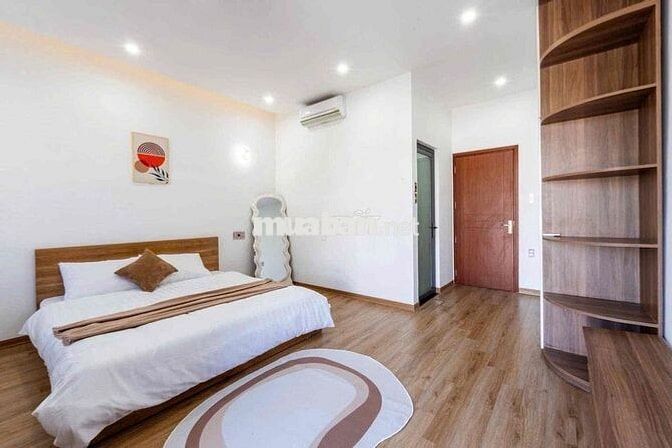nhà 3 tầng đường 7,5m. có 3pn ,đầy đủ nội thất