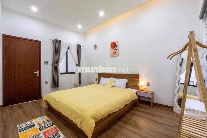 nhà 3 tầng đường 7,5m. có 3pn ,đầy đủ nội thất