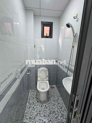 Nhà Bán.  Bình Hưng . DT 4x8 lửng 2 P 2 wc . Gần bến xe Q8