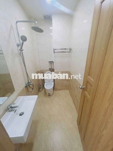cho thuê nhà mới đẹp 3 lầu hẻm thông 688// quang Trung GV 5pn 3wc 15tr