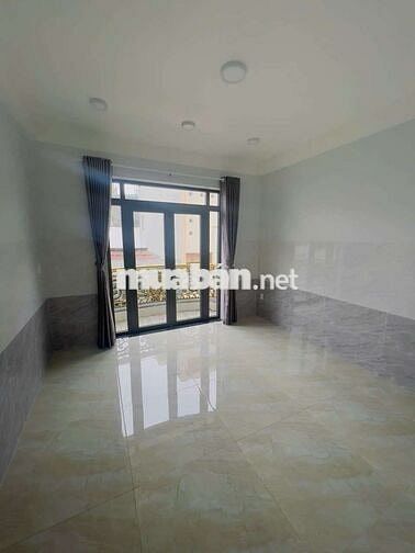 cho thuê nhà mới đẹp 3 lầu hẻm thông 688// quang Trung GV 5pn 3wc 15tr