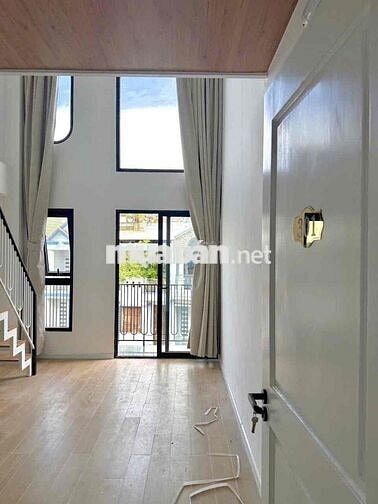 Cho Thuê Căn Duplex Cao 2m Ban Công / Cửa Sổ Trời Gần Đh Văn Lang Cs3