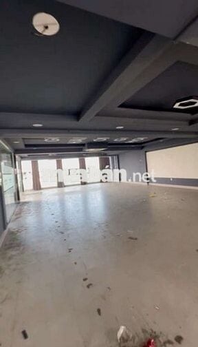 cho thuê sàn tầng 4 có hầm có cầu thang máy