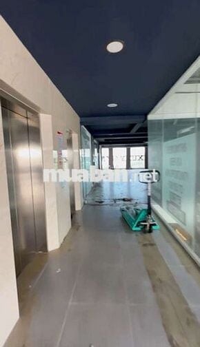 cho thuê sàn tầng 4 có hầm có cầu thang máy