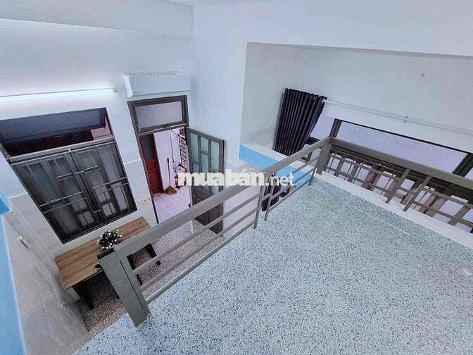 Phòng gác,dt 30m2, gần đại học ngân hàng