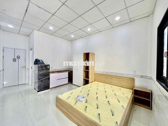 PHÒNG TRỌ BAN CÔNG 35m2 – FULL NỘI THẤT – GẦN ĐH HUTECH, UEF, FTU