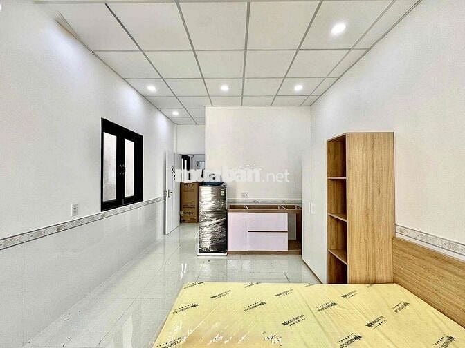 PHÒNG TRỌ BAN CÔNG 35m2 – FULL NỘI THẤT – GẦN ĐH HUTECH, UEF, FTU