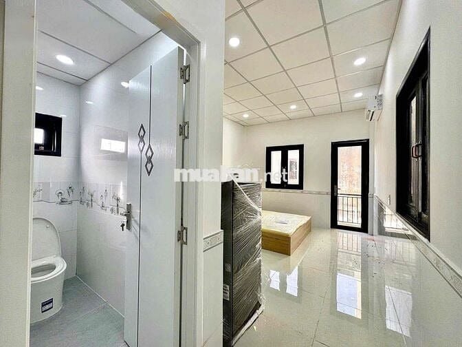 PHÒNG TRỌ BAN CÔNG 35m2 – FULL NỘI THẤT – GẦN ĐH HUTECH, UEF, FTU