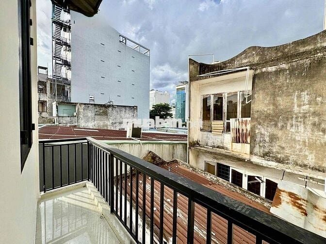 PHÒNG TRỌ BAN CÔNG 35m2 – FULL NỘI THẤT – GẦN ĐH HUTECH, UEF, FTU