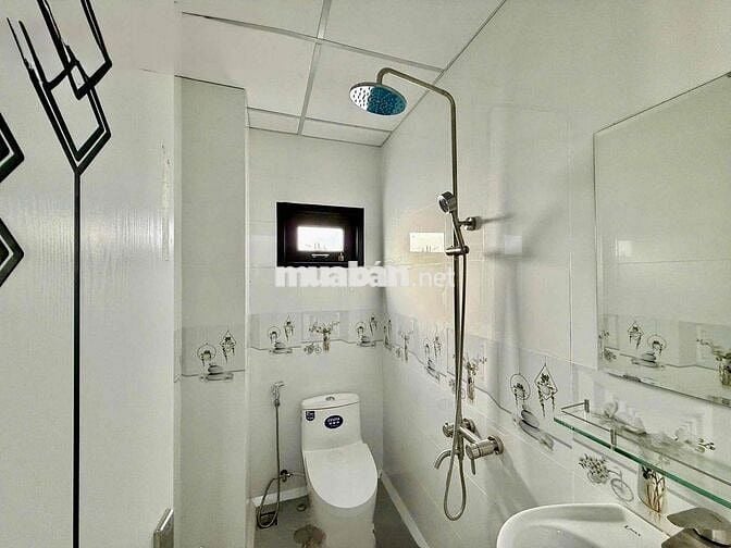 PHÒNG TRỌ BAN CÔNG 35m2 – FULL NỘI THẤT – GẦN ĐH HUTECH, UEF, FTU