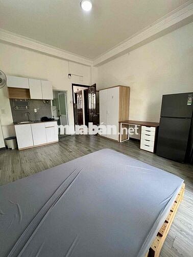 STUDIO BAN CÔNG FULL NỘI THẤT NGAY BỜ KÈ - Q3