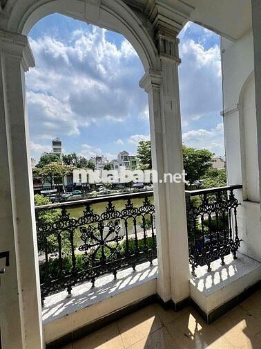 STUDIO BAN CÔNG FULL NỘI THẤT NGAY BỜ KÈ - Q3