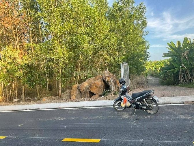 Cần bán gấp đất 2 mặt tiền đường nhựa lớn cách trung tâm hành hương