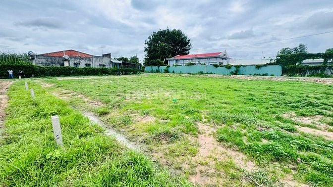 20m mặt tiền đường nhựa. 550m2 có 240m2 thổ cư. 2 tỷ TL 