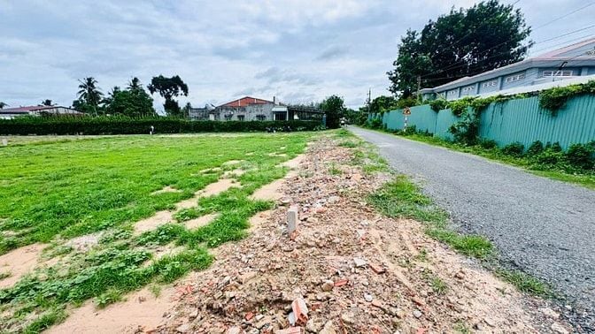20m mặt tiền đường nhựa. 550m2 có 240m2 thổ cư. 2 tỷ TL 