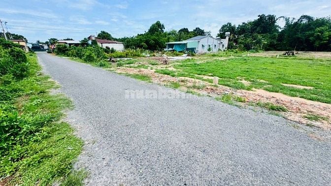 20m mặt tiền đường nhựa. 550m2 có 240m2 thổ cư. 2 tỷ TL 