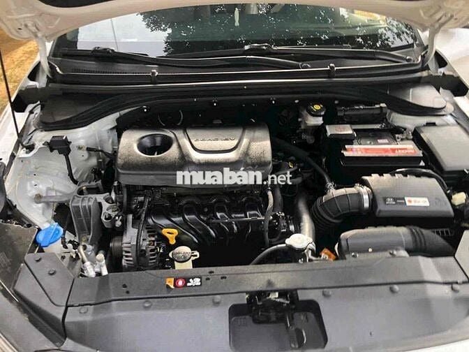 Hyundai Elantra Trắng 5 chỗ Số tự động