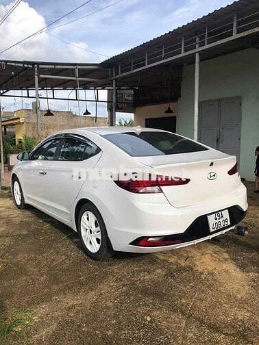 Hyundai Elantra Trắng 5 chỗ Số tự động