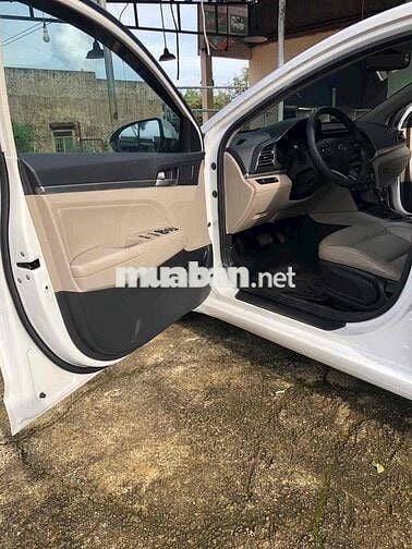 Hyundai Elantra Trắng 5 chỗ Số tự động