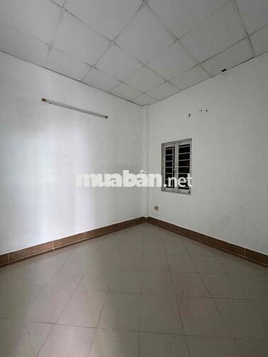 Nhà Lê Đức Thọ ngay giáo xứ Nữ Vương Hoà Bình (dt:5x15m 2 lầu sân rộng