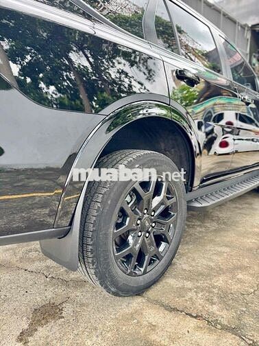 Ford Everest Sport 2023 Đen 3v8