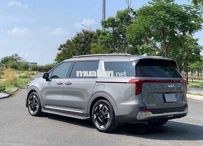 KIA Carnival 2025 2.2D Signature Xám 24.000 km