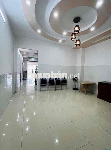 Nhà 2 lầu full nội thất KDC 586