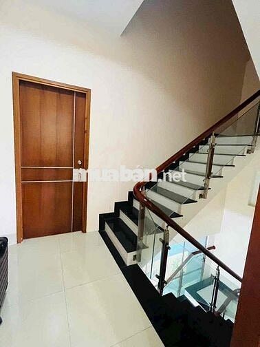 Nhà 2 lầu full nội thất KDC 586