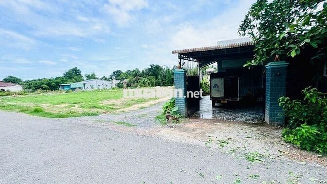 20m mặt tiền đường nhựa. 550m2 có 240m2 thổ cư. 2 tỷ TL