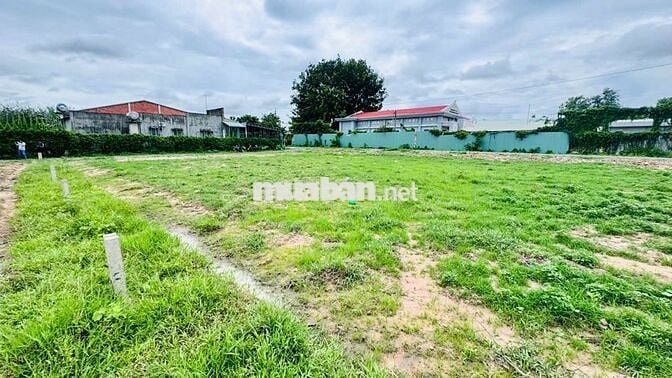 20m mặt tiền đường nhựa. 550m2 có 240m2 thổ cư. 2 tỷ TL