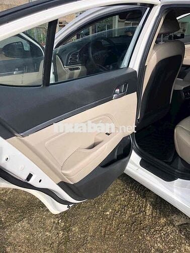 Hyundai Elantra 2021 Trắng 5 chỗ