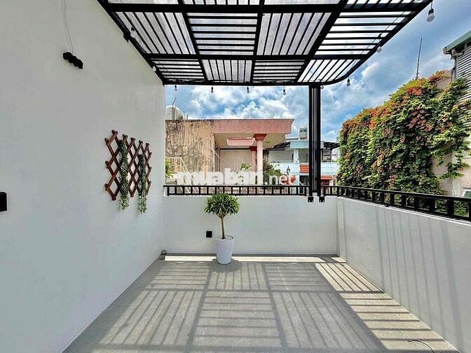 Nhà Mới Có Thang Máy, Cạnh Cao Ốc Botanic, Quận Phú Nhuận