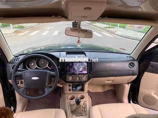 Ford Everest Số sàn Dầu màu Đen