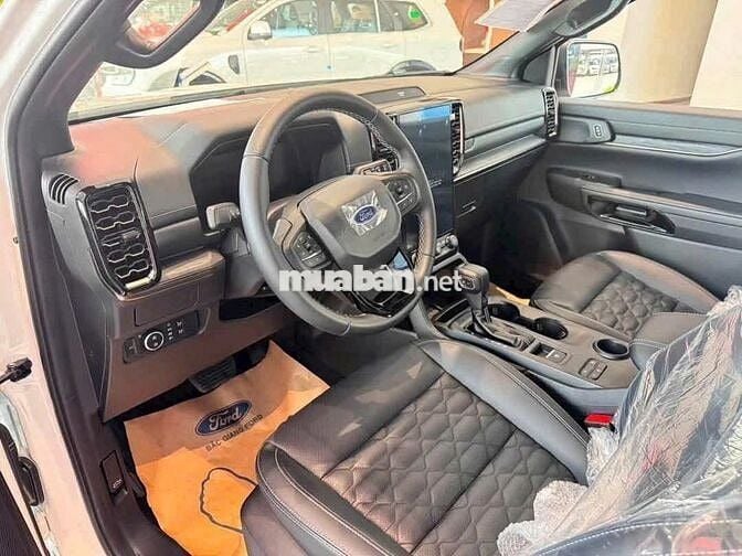 Ford Everest Platinum, 2 cầu, xe gia đình, 7 chỗ