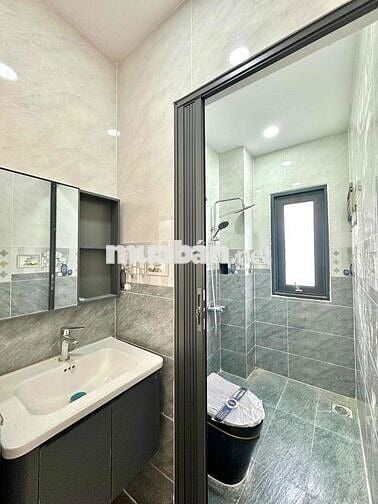 NHÀ GIÁ RẺ GẦN CHỢ CẦU TRÀM , RIÊNG LẼ 4m5 x 23m SHR 3PN 3WC