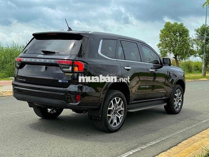 Bán FORD EVEREST TITANIUM 4x2 2023 ĐEN Hỗ trợ vay