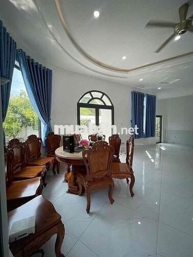 Nhà đẹp 3 tầng gần ngã 6 , Chợ Thủ Dầu Một 4pn sẵn máy lạnh